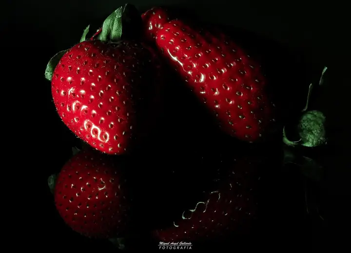 Fresas sobre negro