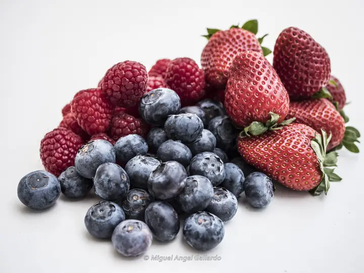Fresas y arándanos
